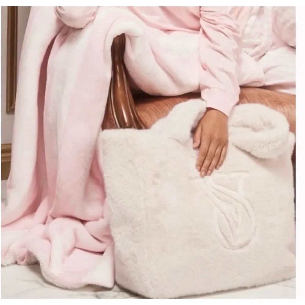 VICTORIA'S SECRET Faux-Fur Tote, VICTORIA'S SECRET Holiday WinterβTote / NWT